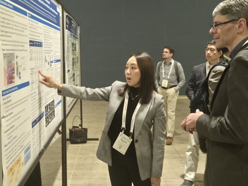 김새롬 <span id='_stock_code_235980' data-stockcode='235980'>메드팩토</span> 미국법인장(왼쪽)이 지난 7~9일(현지시간) 미국 메릴랜드에서 개최된 &#39;면역항암학회 연례학술대회(SITC 2025)&#39;에서 골육종 임상결과를 설명하고 있다. 메드팩토 제공