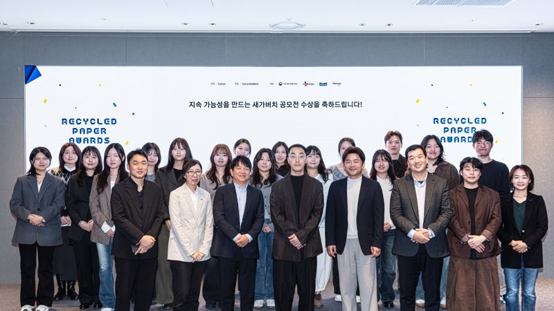 지난 6일 판교아지트에서 열린 시상식에서 수상팀들이 기념촬영을 하고 있다. <span id='_stock_code_035720' data-stockcode='035720'>카카오</span> 제공