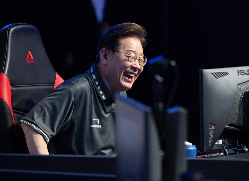 이재명 대통령이 대선 후보 당시인 지난 5월 광주 동구 조선대학교에 위치한 광주이스포츠경기장에서 열린 'K-콘텐츠-e스포츠 LEVEL UP!' e스포츠 산업 현장간담회에서 게임 '리그오브레전드'를 체험하던 중 미소를 짓고 있다. 사진=뉴스1