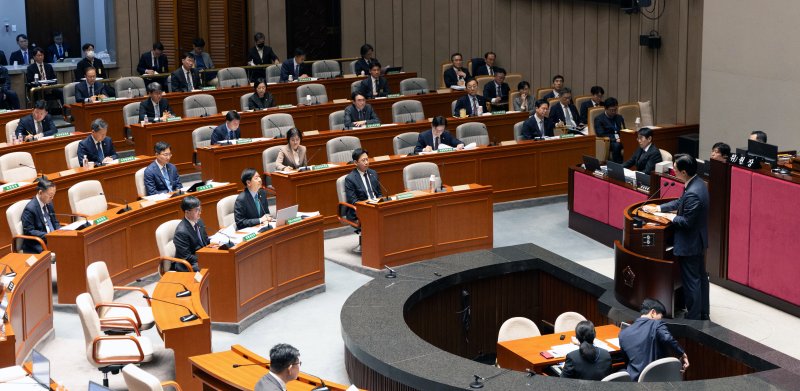 10일 국회에서 열린 제429회국회(정기회) 예산결산특별위원회 제5차 전체회의에서 조정훈 국민의힘 의원이 질의하고 있다. 뉴스1