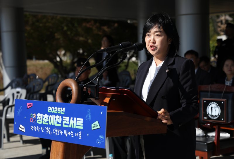 홍소영 병무청장이 10일 경남 창원 해군교육사령부에서 열린 입영문화제 '청춘예찬 콘서트'에서 해군으로 입영하는 청년들에게 새로운 출발을 응원하는 메시지를 낭독하고 있다. 병무청 제공