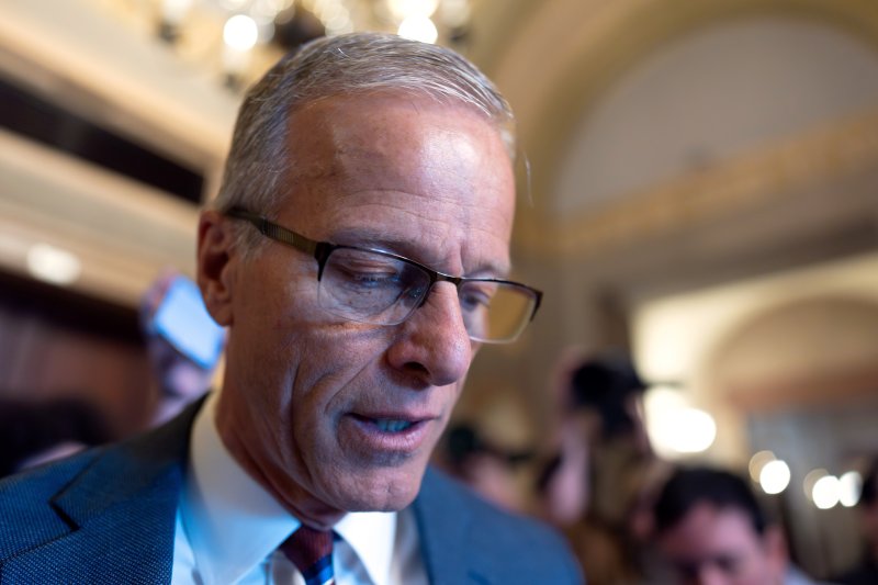 미국 공화당 상원 원내대표 존 튠(사우스다코타) 의원이 10일(현지시간) 워싱턴 연방의사당에서 기자들과 대화하고 있다. AP 뉴시스