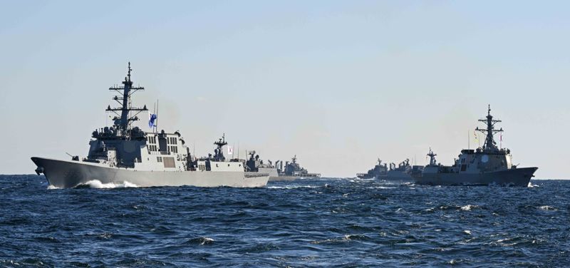 10일 동해상에서 실시한 '해군 함대급 해상 기동훈련'에서 함정들이 전술기동을 하고 있다. 왼쪽부터 정조대왕함-율곡이이함-왕건함-강감찬함. 해군 제공