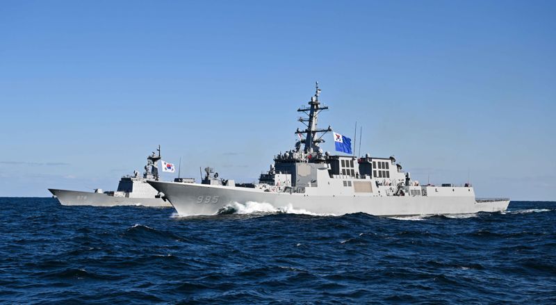 10일 동해상에서 실시한 '해군 함대급 해상 기동훈련'에서 왕건함과 정조대왕함이 나란히 전술기동을 하고 있다. 왕건함에는 태극기가, 정조대왕함에는 해군 창설 80주년을 기념하는 해군기가 펄럭이고 있다. 해군 제공