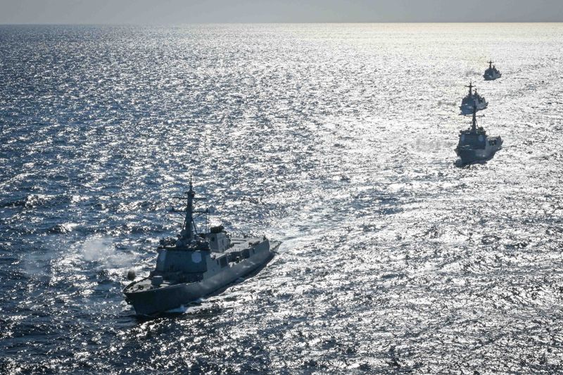 10일 동해상에서 실시한 '해군, 첫 함대급 해상 기동훈련'에서 함정들이 대함사격을 하고 있다. 앞쪽부터 서애류성룡함, 율곡이이함, 왕건함, 강감찬함. 해군 제공