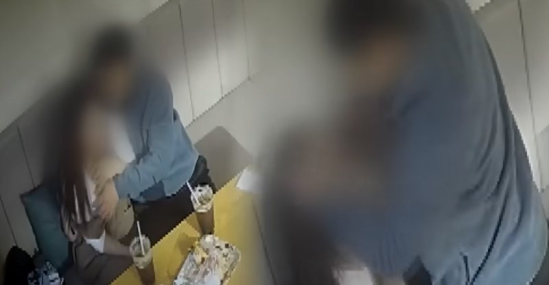 [서울=뉴시스] 울산의 한 카페에서 커플이 대낮에 음란행위를 벌이는 모습이 CCTV에 포착됐다. (사진 = 'JTBC News' 유튜브 캡처) 2025.11.09. *재판매 및 DB 금지 /사진=뉴시스