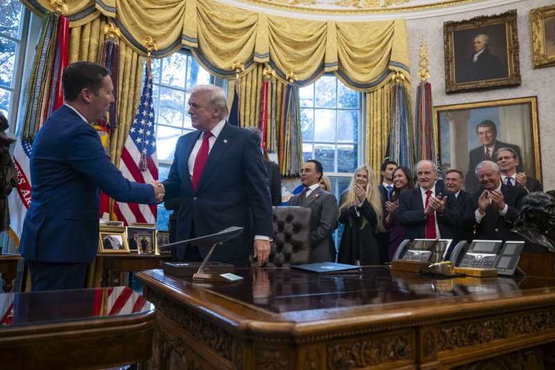 미국의 세르지오 고르 인도 주재 미국 대사(왼쪽)가 10일(현지시간) 미국 워싱턴DC 백악관에서 도널드 트럼프 미국 대통령과 악수하고 있다.EPA연합뉴스