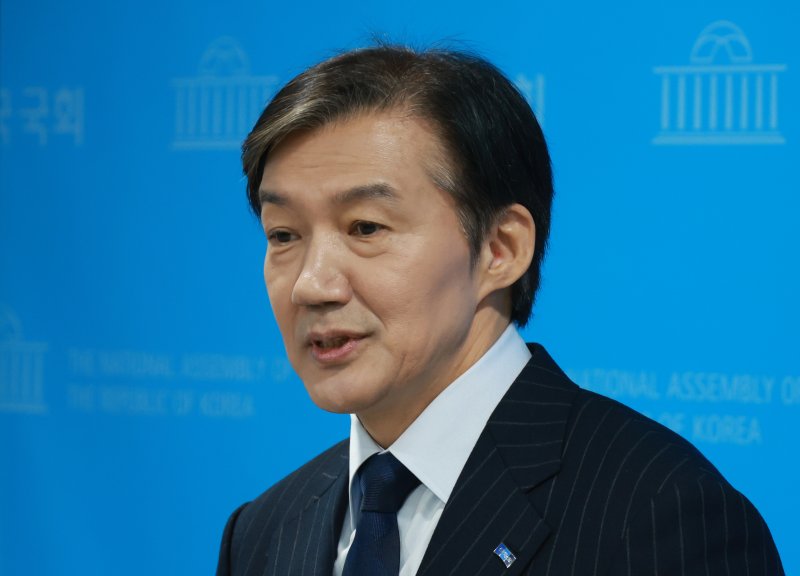 [서울&#x3D;뉴시스] 고승민 기자 &#x3D; 조국 전 조국혁신당 비상대책위원장이 10일 서울 여의도 국회 소통관에서 당대표 출마 선언 후 취재진 질문에 답하고 있다. 2025.11.10. kkssmm99@newsis.com &#x2F;사진&#x3D;뉴시스