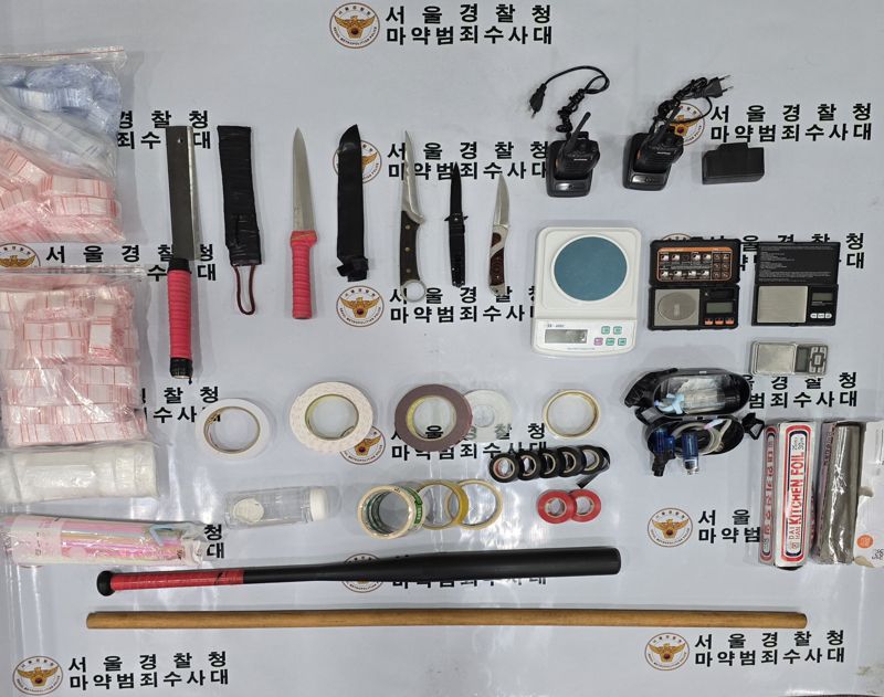 경찰은 B씨의 무기와 무전기 등 범행 도구를 압수했다. 경찰 조사에서 B는 "경쟁 조직과의 세력 다툼에 대비하기 위해 무기를 차량에 싣고 다녔다"고 진술했다. 경찰은 "마약 조직 간 적극적인 세력 다툼은 흔치 않으며, 수사 기관의 검거를 대비해 준비한 것으로 보고 있다"고 밝혔다. 서울경찰청 제공