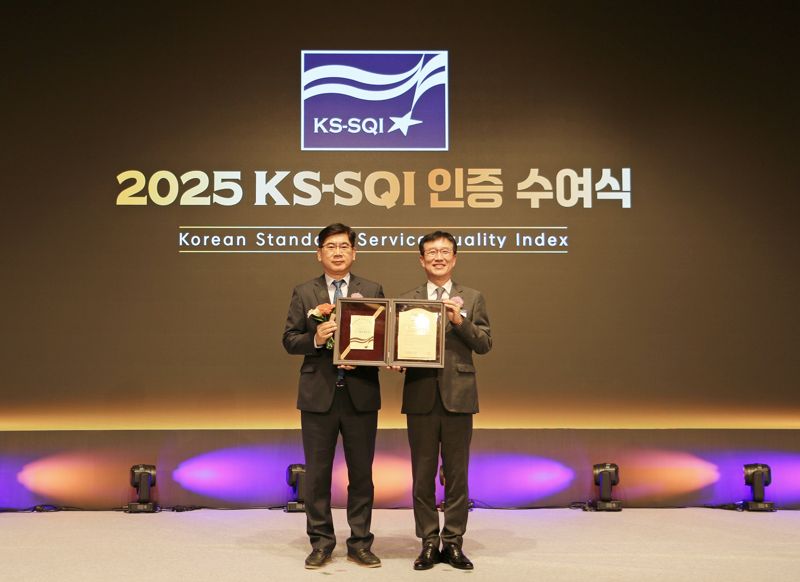 11일 2025 한국서비스품질지수(KS-SQI) 인증 수여식에서 송명익 <span id='_stock_code_298690' data-stockcode='298690'>에어부산</span> 영업본부장(왼쪽)과 문동민 한국표준협회 회장이 포즈를 취하고 있다. 에어부산 제공