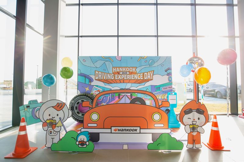 지난 9일 충남 태안군 한국테크노링에서 <span id='_stock_code_000240' data-stockcode='000240'>한국앤컴퍼니</span>그룹이 개최한 임직원 가족 초청 '드라이빙 데이' 행사에 포토존이 전시돼 있다. 사진=한국앤컴퍼니 제공