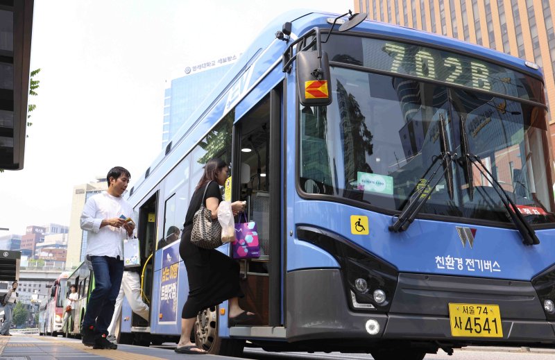 지난 5월 27일 서울 중구 서울역 버스승강장에서 시민들이 시내버스를 타고 있다. 뉴시스