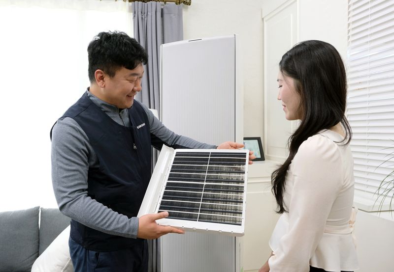 <span id='_stock_code_005930' data-stockcode='005930'>삼성전자</span>서비스 엔지니어가 에어컨 필터 상태를 확인하고 있다. 삼성전자서비스 제공