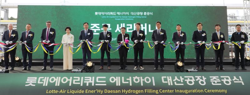 로니 찰머스 에어리퀴드 아시아태평양 총괄대표(왼쪽 세번째부터), 김소미 에너하이 대표, 이영준 롯데케미칼 총괄대표, 안세창 기후에너지환경부 실장, 전형식 충청남도 정무부지사, 홍순광 서산시 부시장이 11일 충남 서산 대산석유화학단지에서 롯데에어리퀴드 에너하이 준공식에 참석해 기념촬영을 하고 있다. 롯데케미칼 제공