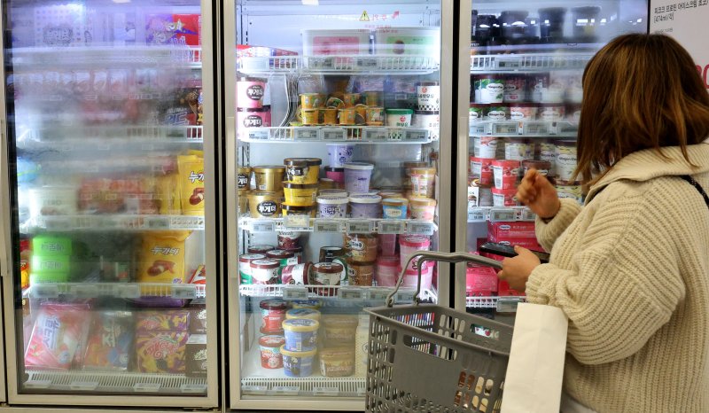 서울의 한 마트를 찾은 시민이 진열된 아이스크림을 바라보고 있다. 2023.10.6 /사진=뉴스1