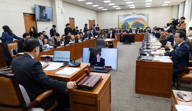 11일 서울 여의도 국회에서 열린 제429회국회(정기회) 정무위원회 제8차 전체회의에서 윤한홍 위원장이 의사봉을 두드리고 있다. 뉴스1