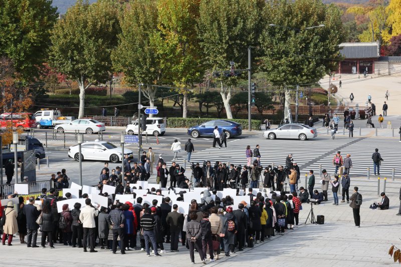 세운4구역 토지주들이 11일 서울 종로구 다시세운광장에서 국가유산청이 유네스코 세계유산인 종묘 인근 세운4구역 재개발 사업에 문제를 제기한 데 대해 국가유산청이 재개발을 불가능하게 한다면 부당한 행정 행위에 대한 책임을 물어 손해배상&middot;직권남용 등 민형사상의 책임을 물을 것"이라며 기자회견을 하고 있다. /사진=뉴스1