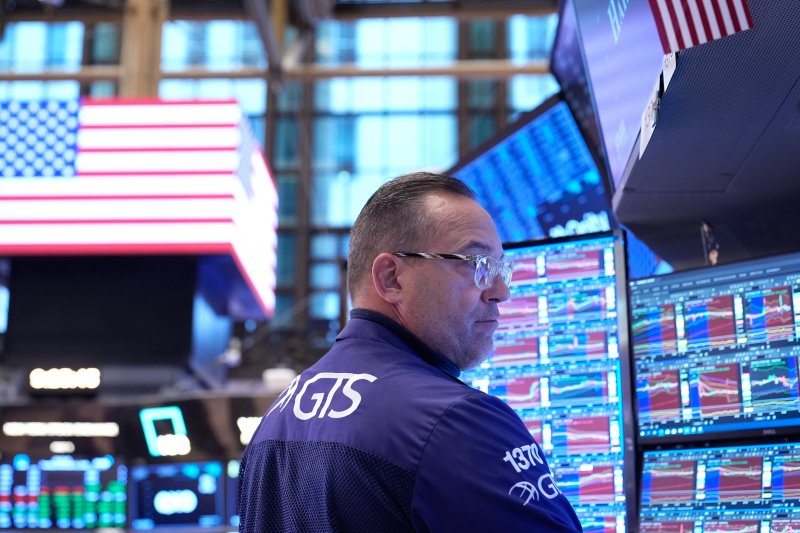 뉴욕 증시 3대 지수가 국경일인 &#39;재향군인의 날&#39;인 11일(현지시간) 기술주 약세 속에 혼조세로 마감했다. 일본 소프트뱅크가 지분 전량을 매각한 것으로 알려진 엔비디아는 3% 가까이 급락했다. AP 연합