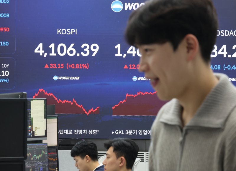 코스피가 33.15p(0.81%) 오른 4106.39에 거래를 마친 11일 서울 중구 <span id='_stock_code_000030' data-stockcode='000030'>우리은행</span> 본점 딜링룸에서 딜러들이 대화하고 있다. 2025.11.11 &#x2F;연합뉴스