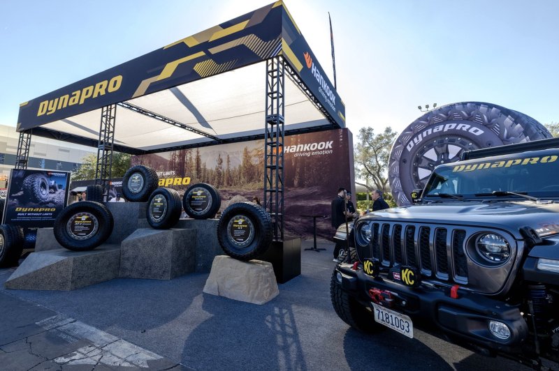 <span id='_stock_code_161390' data-stockcode='161390'>한국타이어앤테크놀로지</span>는 7일(현지시간)까지 미국 라스베이거스 컨벤션센터에서 열리는 북미 최대 자동차 부품 박람회 '2025 세마쇼'에 참가한다고 5일 밝혔다. 사진은 2025 세마쇼 한국타이어 부스. 한국타이어 제공