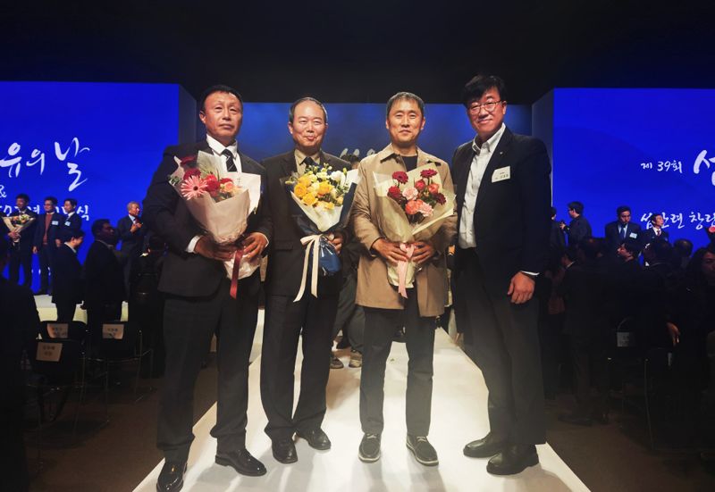 황오성 <span id='_stock_code_003240' data-stockcode='003240'>태광산업</span> 섬유사업본부 아라미드공장 기장(왼쪽부터), 정일영 섬유사업본부 나일론공장 기장, 신승원 아크릴공장 기장, 김대정 <span id='_stock_code_003830' data-stockcode='003830'>대한화섬</span> 대표가 지난 11일 강남구 삼성동 섬유센터에서 열린 '제39회 섬유의 날' 기념식에서 기념촬영을 하고 있다. 태광산업 제공