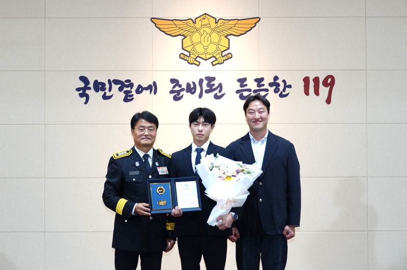 제일헬스사이언스의 생산지원부 소속 권오준 매니저(가운데)가 위험물 안전 관리 공로를 인정받아 &#39;2025년 소방의 날&#39; 기념 유공 표창을 수상했다. 용인소방서 청문인권담당관 김홍기 소방령, 제일헬스사이언스 권오준 매니저, <span id='_stock_code_271980' data-stockcode='271980'>제일약품</span> 이상욱 매니저(왼쪽부터))가 기념사진 촬영을 하고 있다. 제일약품 제공