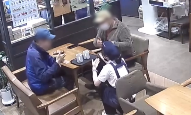 경기 안산시의 이디야카페에서 점주가 농인 손님을 위해 수어를 익혀 인사를 건네는 모습. /사진=이디야 인스타그램 계정 캡처