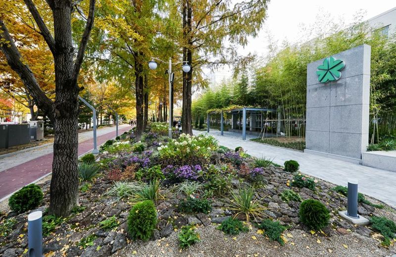 새 딘징한 대전시청 북문 광장.