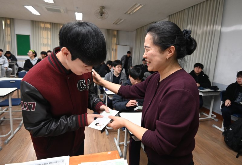 (서울&#x3D;뉴스1) 박정호 기자 &#x3D; 2026학년도 대학수학능력시험을 하루 앞둔 12일 오전 서울 종로구 중앙고등학교에서 담임 선생님이 고3 수험생들에게 수험표를 배부하고 있다. (공동취재) 2025.11.12&#x2F;뉴스1 &#x2F;사진&#x3D;뉴스1화상