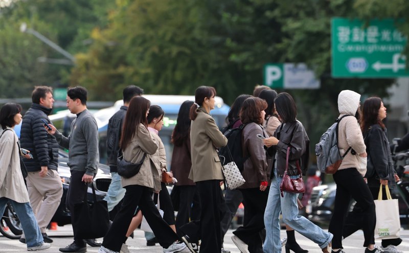 (서울&#x3D;뉴스1) 오대일 기자 &#x3D; 서울의 최저 기온이 4.8도를 기록하는 등 때이른 초겨울 추위가 기승을 부린 21일 오전 서울 광화문 네거리에서 시민들이 몸을 움츠린 채 출근길 발걸음을 재촉하고 있다. 2025.10.21&#x2F;뉴스1 &#x2F;사진&#x3D;뉴스1화상