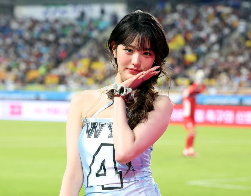 [수원=뉴시스] 이영환 기자 = 30일 오후 경기 수원시 팔달구 수원월드컵경기장에서 열린 2025 쿠팡플레이 시리즈 뉴캐슬 유나이티드와 팀 K리그의 경기에서 하프타임 공연을 마친 아이브 장원영이 그라운드를 나서고 있다. 2025.07.30. 20hwan@newsis.com /사진=뉴시스