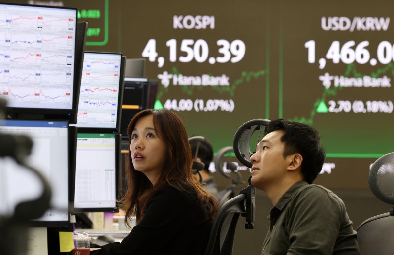 12일 서울 하나은행 본점 딜링룸에서 딜러들이 업무를 보고 있다. 사진&#x3D;연합뉴스