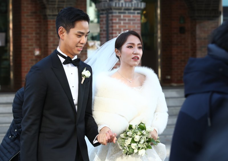 지난 2022년 12월 여자 골프 세계랭킹 1위 리디아 고와 정태영 현대카드 부회장의 아들 정준씨가 30일 서울 중구 명동성당에서 결혼식장으로 향하고 있다. /사진=뉴스1