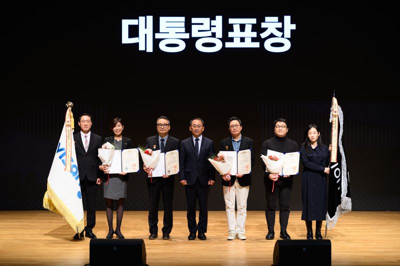 27회 대한민국디자인대상에서 대통령표창 수상자들이 기념촬영을 하고 있다. 디자인진흥원 제공. 