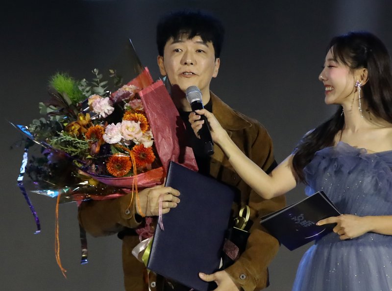 12일 오후 부산 해운대구 벡스코 제2전시장에서 열린 '2025 대한민국 게임대상 시상식'에서 대상인 대통령상을 수상한 '마비노기 모바일'의 제작사 데브캣 김동건 대표가 수상 소감을 말하고 있다. /사진=뉴스1