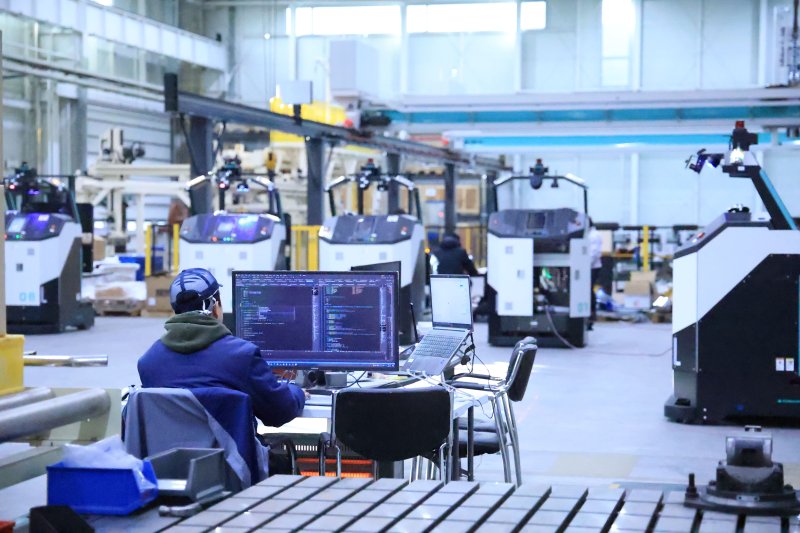 <span id='_stock_code_319400' data-stockcode='319400'>현대무벡스</span> 직원이 인천 청라R&D센터에서 무인이송로봇(AGV)를 검수하고 있다. 현대무벡스 제공