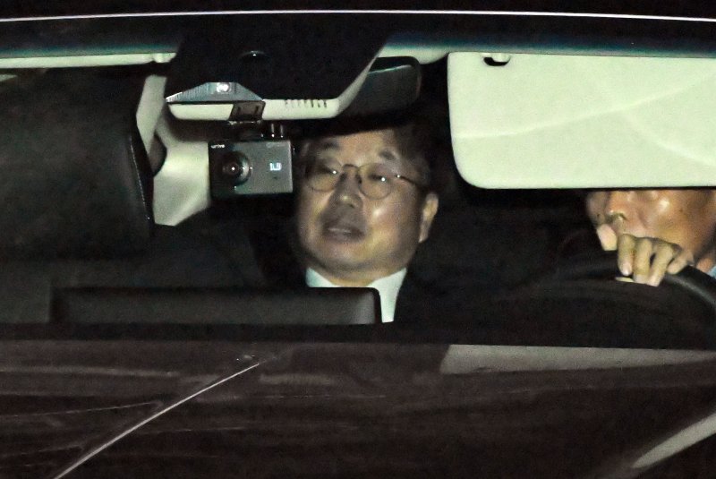 대장동 개발비리 사건 항소 포기 여파로 사의를 표명한 노만석 검찰총장 직무대행이 12일 서울 서초구 대검찰청에서 퇴근하고 있다. (공동취재) 2025.11.12/뉴스1 ⓒ News1 김진환 기자 /사진=뉴스1