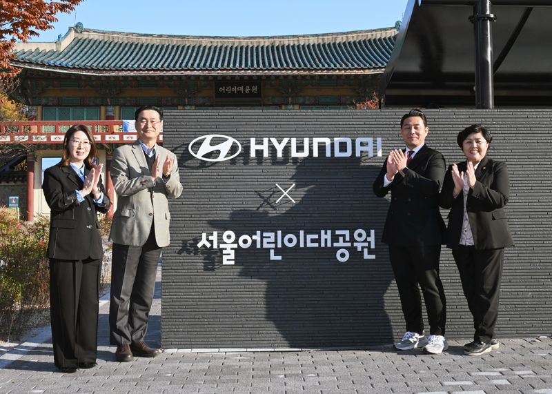 현대자동차가 12일 서울 광진구 서울어린이대공원 정문 광장에서 ‘2025 현대자동차 정원 개장식’을 개최했다. 사진 왼쪽부터 신정원 초록우산 본부장, 정유석 <span id='_stock_code_005380' data-stockcode='005380'>현대차</span> 국내사업본부장 부사장, 곽관용 서울시 정무수석, 김영옥 서울시의회 보건복지위원장. 현대자동차 제공.