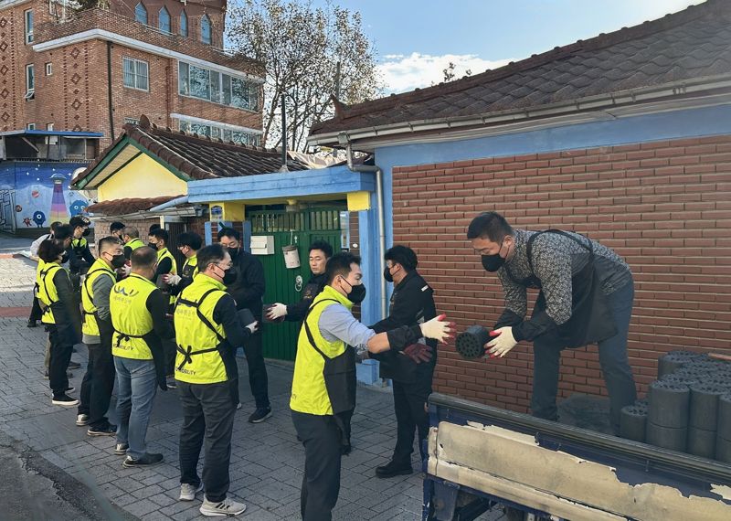 <span id='_stock_code_003620' data-stockcode='003620'>KG모빌리티</span>(KGM) 임직원들이 지난 12일 경기 평택시 팽성읍 행정복지센터에서 열린 '2025 평택연탄나눔은행' 발대식에 참석한 뒤 관내 소외계층을 대상으로 연탄 나눔 봉사 활동을 전개하고 있다. KG모빌리티 제공.