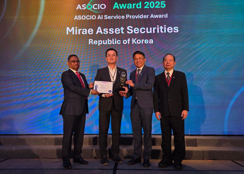 <span id='_stock_code_006800' data-stockcode='006800'>미래에셋증권</span>이 11일 개최된 'ASOCIO 어워드 2025'에서 'AI 서비스 프로바이더 어워드'를 수상한 가운데 (왼쪽부터) 'ASOCIO' 압둘라 카피(Abdullah Kafi) 명예회장, 미래에셋증권 박홍근 IT부문 대표(부사장) 등이 기념 사진을 촬영하고 있다. 미래에셋증권 제공
