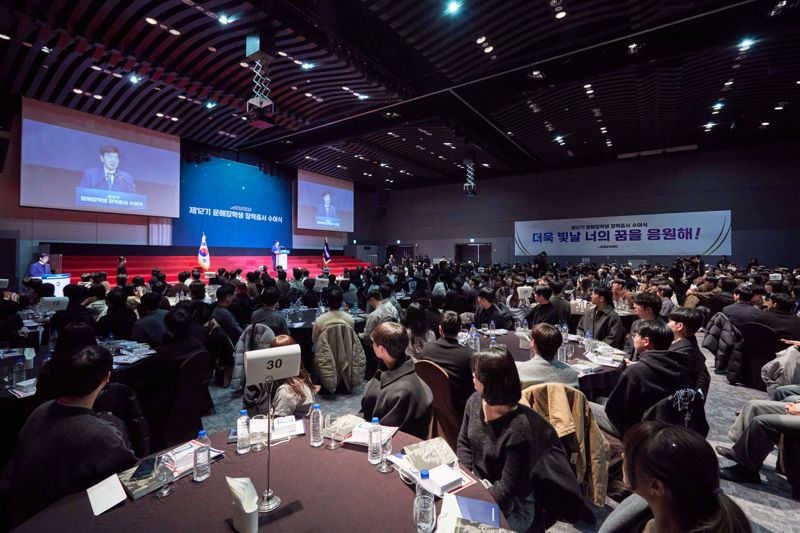 SNT그룹이 지난 2월 28일 그랜드머큐어엠버서더창원에서 제12기 운해장학생 400명을 선발, 800만원씩 총 32억원의 장학금을 전달하는 행사를 열고 있다. SNT그룹 제공