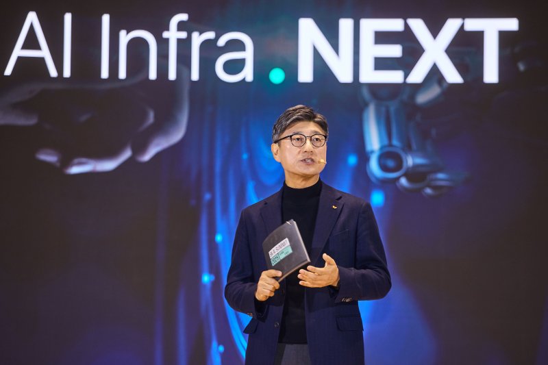 정재헌 <span id='_stock_code_034730' data-stockcode='034730'>SK</span>T 최고경영자(CEO)가 지난 3일 열린 ‘SK AI 서밋 2025’에서 기조 발표를 하고 있다. <span id='_stock_code_017670' data-stockcode='017670'>SK텔레콤</span> 제공