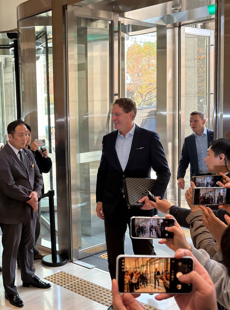 올라 칼레니우스 메르세데스-벤츠 CEO가 13일 서울 여의도 <span id='_stock_code_003550' data-stockcode='003550'>LG</span>트윈타워를 방문해 기자들에게 인사를 하고 있다. 사진=정원일 기자