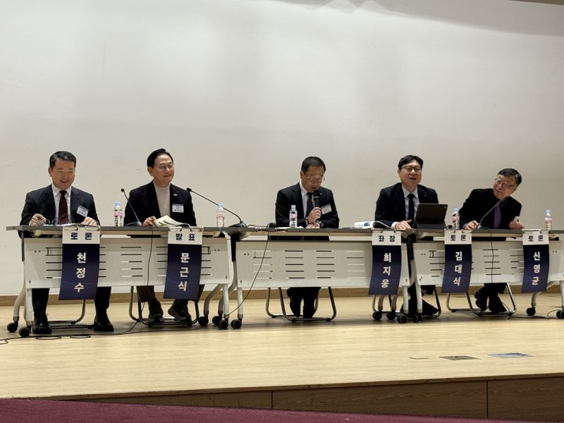 13일 국회 의원회관에서 열린 '변화하는 국제정세에 따른 한미조선해양협력' 세미나에서 천정수 HD현대중공업 특수선사업부 전무(전무), 문근식 한양대학교 공공정책대학원 특임교수, 최지웅 한양대학교 ERICA 한양국방연구원장, 김대식 <span id='_stock_code_042660' data-stockcode='042660'>한화오션</span> 특수선MRO사업담당 상무, 신영균 JK중공업 신조사업부문 전무가 토론하고 있다. 사진=강구귀 기자