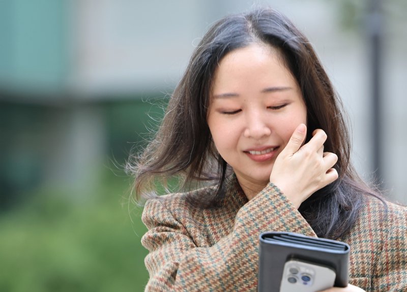 민희진 전 어도어 대표가 11일 오후 서울 서초구 서울중앙지방법원에서 열린 <span id='_stock_code_352820' data-stockcode='352820'>하이브</span>와의 풋옵션 행사 관련 주식매매대금 청구 소송 2차 변론기일에 출석하고 있다. 2025.9.11&#x2F;뉴스1