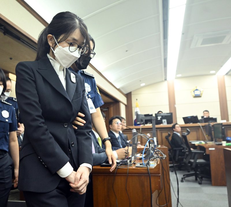 김건희 여사가 서울 서초동 서울중앙지법에서 열린 김 여사의 특정범죄가중처벌법상 알선수재 및 자본시장법·정치자금법 위반 등 사건 첫 재판에 출석하고 있다. 사진&#x3D;뉴스1