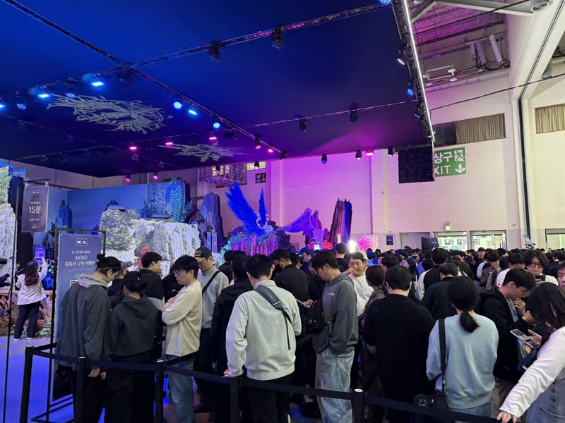 13일 부산 해운대구 벡스코에서 개막한 &#39;지스타 2025&#39; BTC 1전시장. 엔씨소프트의 &#39;아이온2&#39; 시연을 위한 대기줄이 길게 늘어섰다. 사진&#x3D;주원규 기자1 