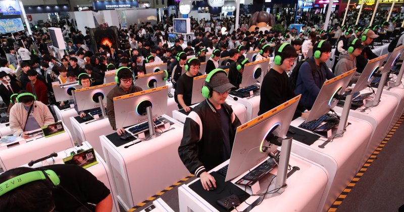 (부산&#x3D;뉴스1) 윤일지 기자 &#x3D; 13일 부산 해운대구 벡스코 제1전시장에서 열린 국내 최대 게임전시회 &#39;지스타 2025&#39;에서 관람객들이 신작 게임을 즐기고 있다. 16일까지 열리는 이번 지스타엔 총 3269개 부스, 44개국 1273개 국내외 게임사들이 참가했다. 게임 전시회를 비롯해 비즈니스 상담, 국제 게임 콘퍼런스(G-CON), 인디게임 쇼케이스, 지스타컵 2025, 지스타 게임 코스프레 어워즈 등 다양한 행사가 진행된다. 2025.11.13&#x2F;뉴스1 &#x2F;사진&#x3D;뉴스1화상