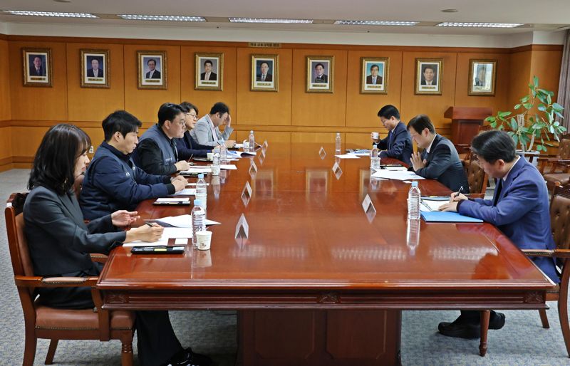 금융감독원과 전국금융산업노동조합이 지난 12일 서울 여의도 금융감독원에서 간담회를 열고 각종 현안을 논의했다. 금융노조 제공