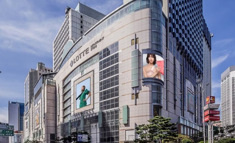 서울 소공동 롯데백화점 전경. <span id='_stock_code_023530' data-stockcode='023530'>롯데쇼핑</span> 제공